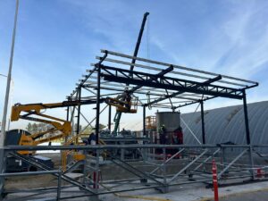 Montaje de estructura metálica y equipos en una planta industrial
