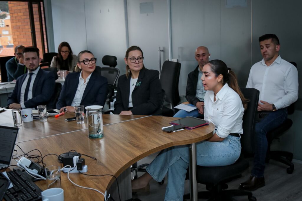 Equipo reunido para coordinar proyectos industriales